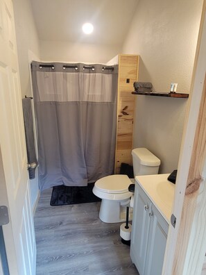 Serviettes fournies, savon, papier toilette