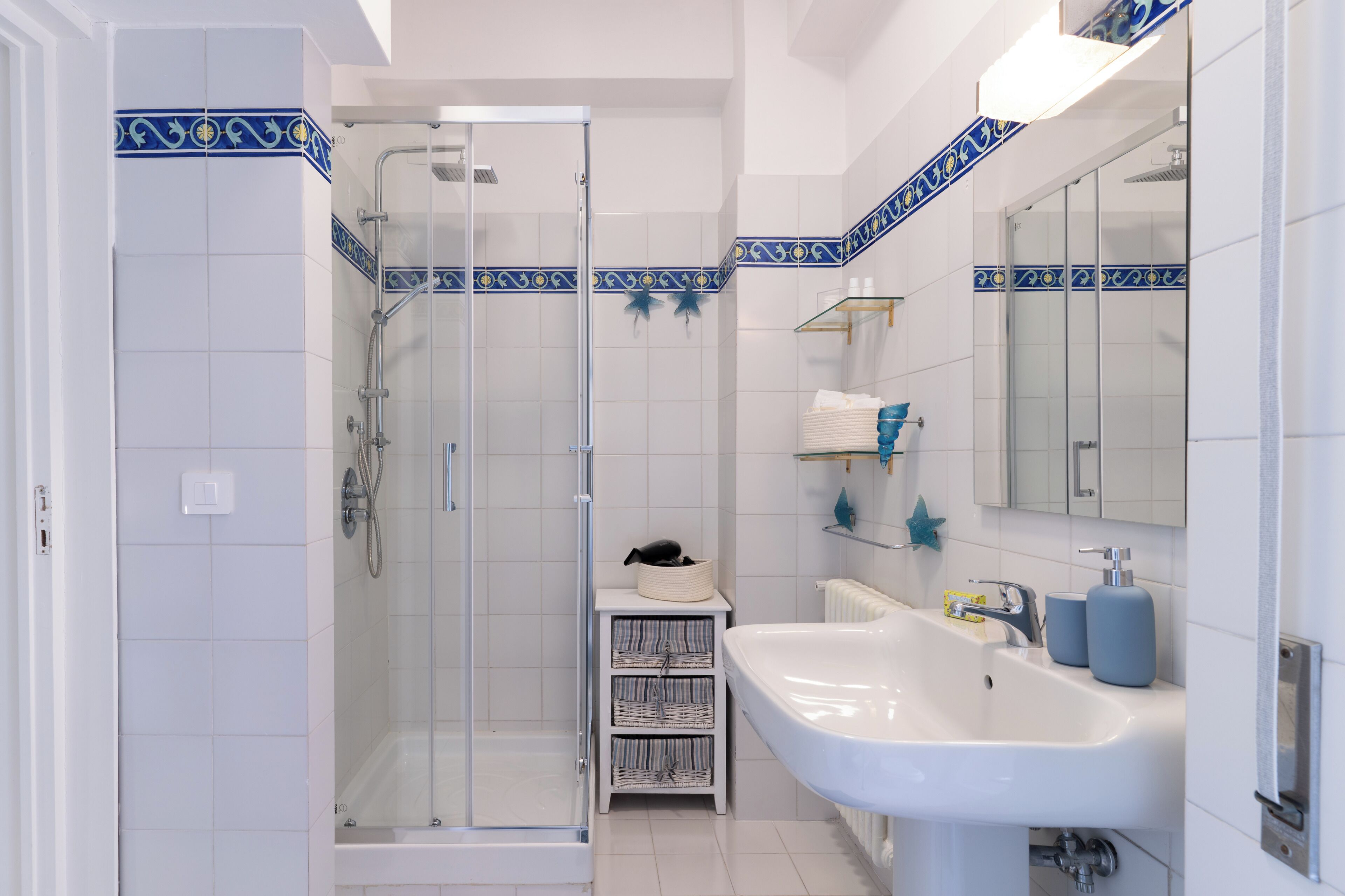 Ducha, secador de pelo, bidet, toallas