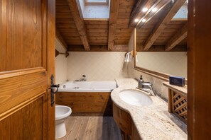 Regadera, secadora de cabello, bidet, toallas 
