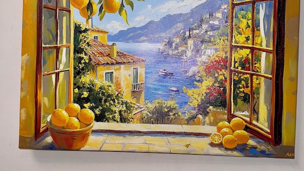 Dipinto di un villaggio costiero con vista attraverso una finestra aperta, una ciotola di limoni e un cesto sul davanzale.