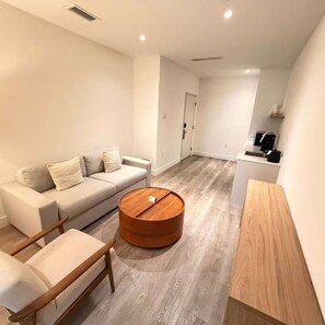 舒適開放式客房, 城市景觀 | 起居區 | 50-吋智慧型電視，提供有線頻道