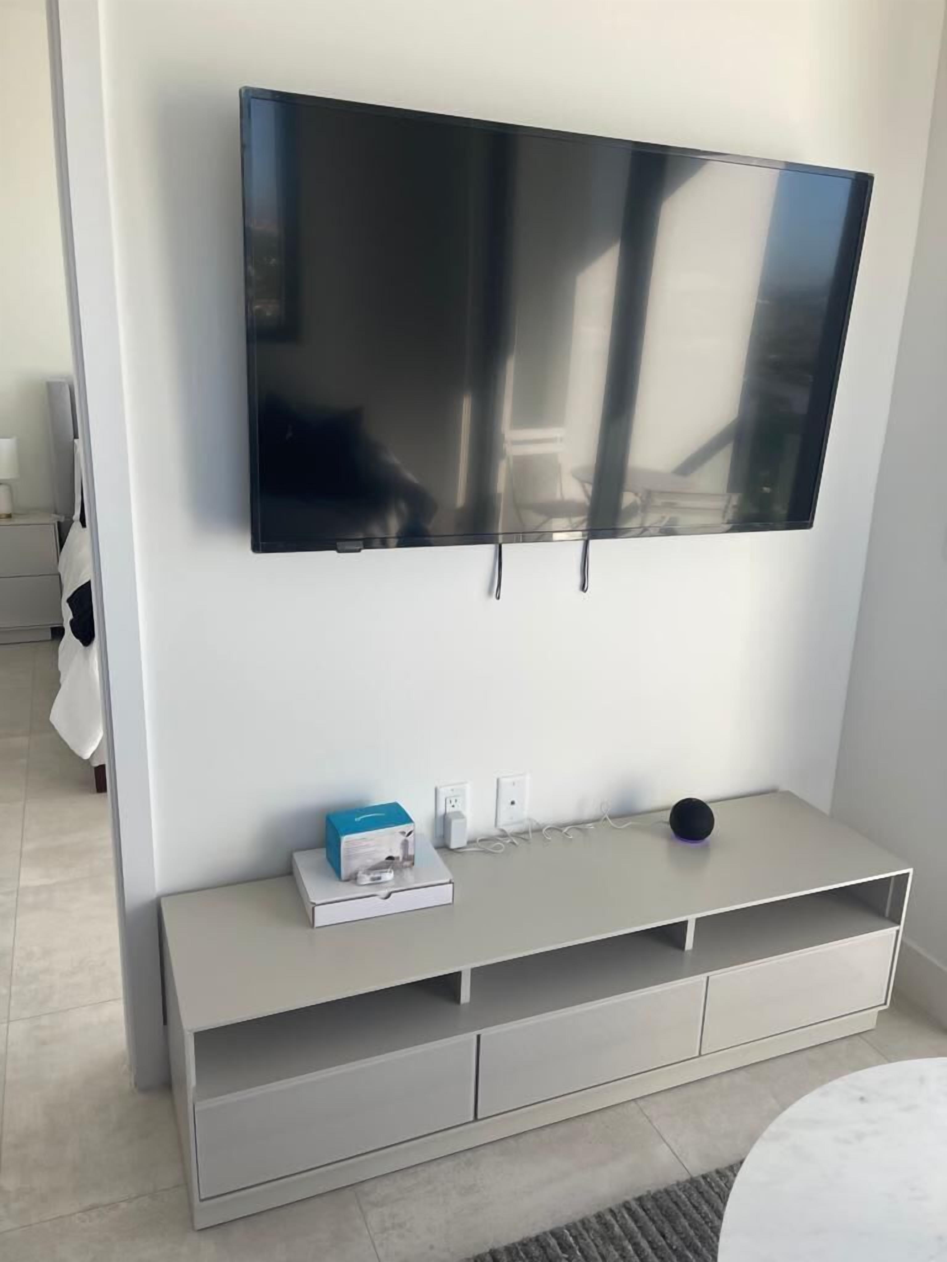 Appartement, vue ville | Coin séjour | TV connectée de 50 pouces avec chaînes par câble
