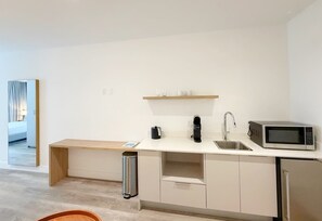 Estúdio, vista para a cidade | Cozinha privada | Frigobar, cafeteira/chaleira