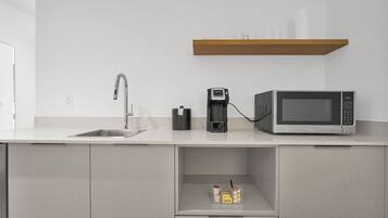 Studio Design, vue ville | Cuisine privée | Mini réfrigérateur, cafetière/bouilloire