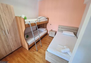 2 chambres, fer et planche à repasser, lit parapluie, Wi-Fi gratuit