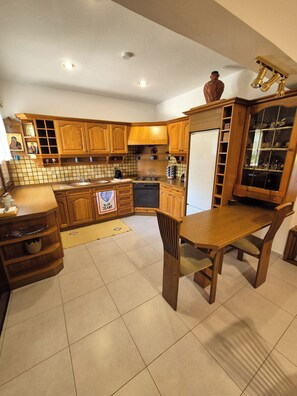 Réfrigérateur, four, plaque de cuisson, cafetière/bouilloire