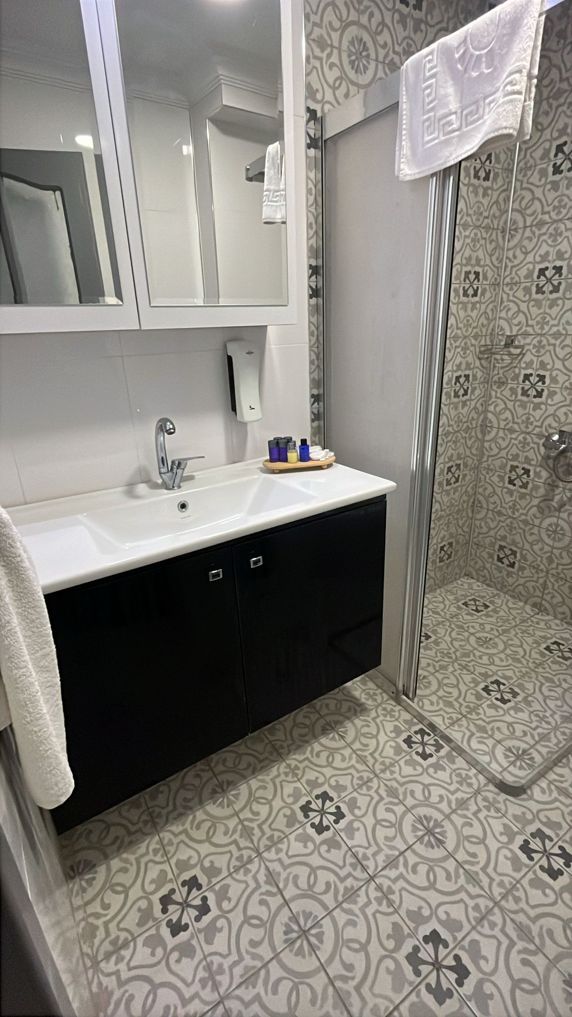 Bathtub, free toiletries, hair dryer, towels