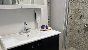 Bathtub, free toiletries, hair dryer, towels