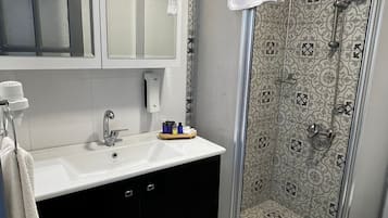 Bañera, artículos de tocador gratuitos, secador de pelo, toallas