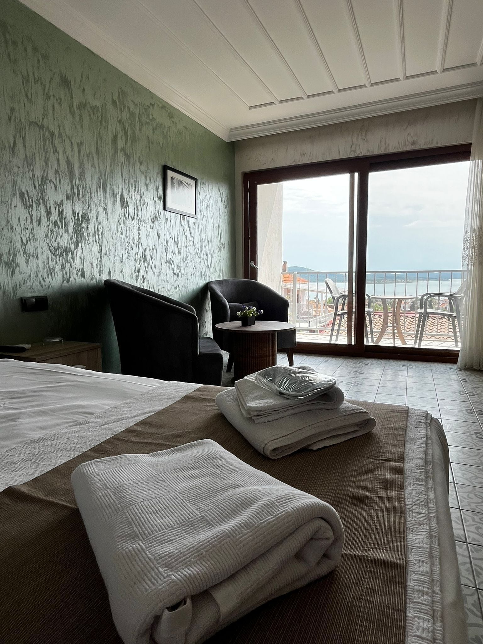 Deluxe Room, Sea View | Desk, laptop workspace, free WiFi