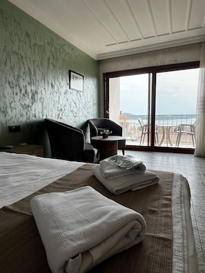 Deluxe kamer, uitzicht op zee | Een bureau, een laptopwerkplek, gratis wifi