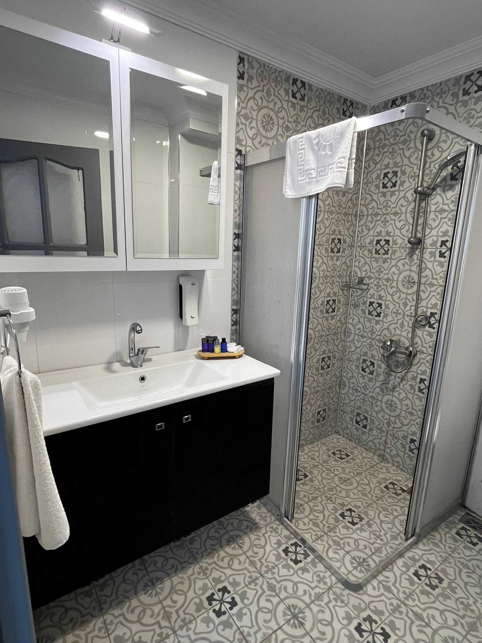 Standardzimmer, Nichtraucher, Meerseite | Badezimmer | Badewanne, kostenlose Toilettenartikel, Haartrockner, Handtücher