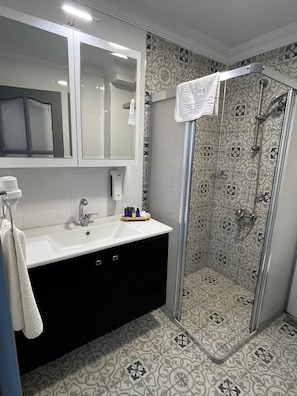 Standaard kamer, niet-roken, uitzicht op zee | Badkamer | Een bad, gratis toiletartikelen, een haardroger, handdoeken