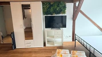 Tabla de planchar con plancha, wifi gratis y ropa de cama