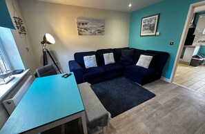 Living area - Lovely 2-bedroom Seaside Retreat with Free Parking (Great Yarmouth)