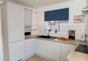 Private kitchen - Lovely 2-bedroom Seaside Retreat with Free Parking (Great Yarmouth)