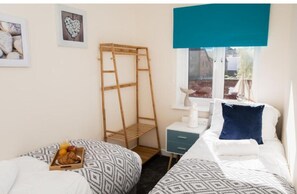 2 bedrooms, iron/ironing board, Internet, bed sheets - Lovely 2-bedroom Seaside Retreat with Free Parking (Great Yarmouth)