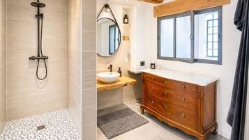 Serviettes fournies, savon, papier toilette