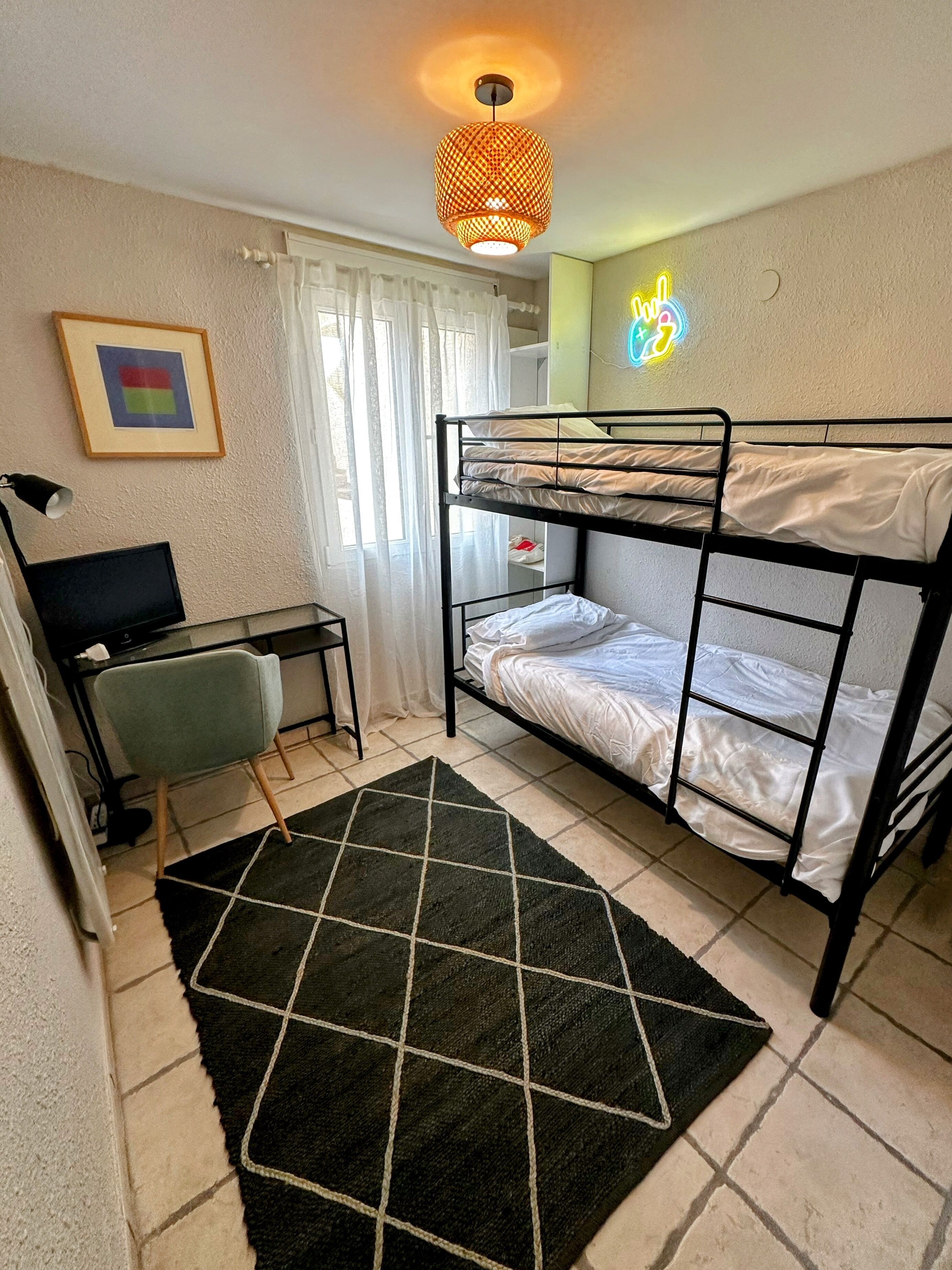 2 bedrooms, iron/ironing board, free WiFi, bed sheets