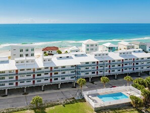 Ein Hotel mit mehreren Etagen, einem Pool und Blick auf den Ozean.