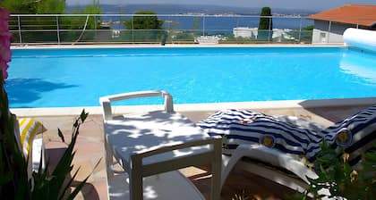 Bed and Breakfast 'L'escarpee Belle' with Sea View, Wi-Fi and Air Conditioning