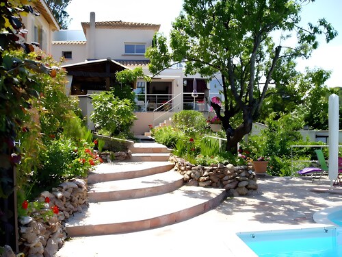 Bed and Breakfast 'L'escarpee Belle' with Sea View, Wi-Fi and Air Conditioning