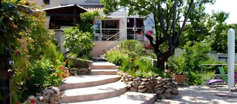 Bed and Breakfast 'L'escarpee Belle' with Sea View, Wi-Fi and Air Conditioning
