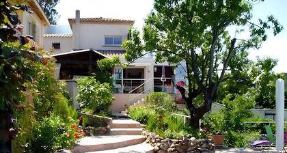 Bed and Breakfast 'L'escarpee Belle' with Sea View, Wi-Fi and Air Conditioning