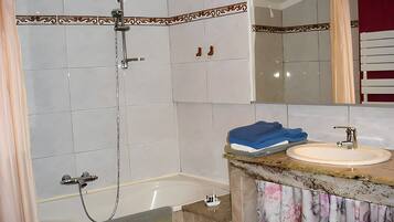 Shower, hair dryer, towels