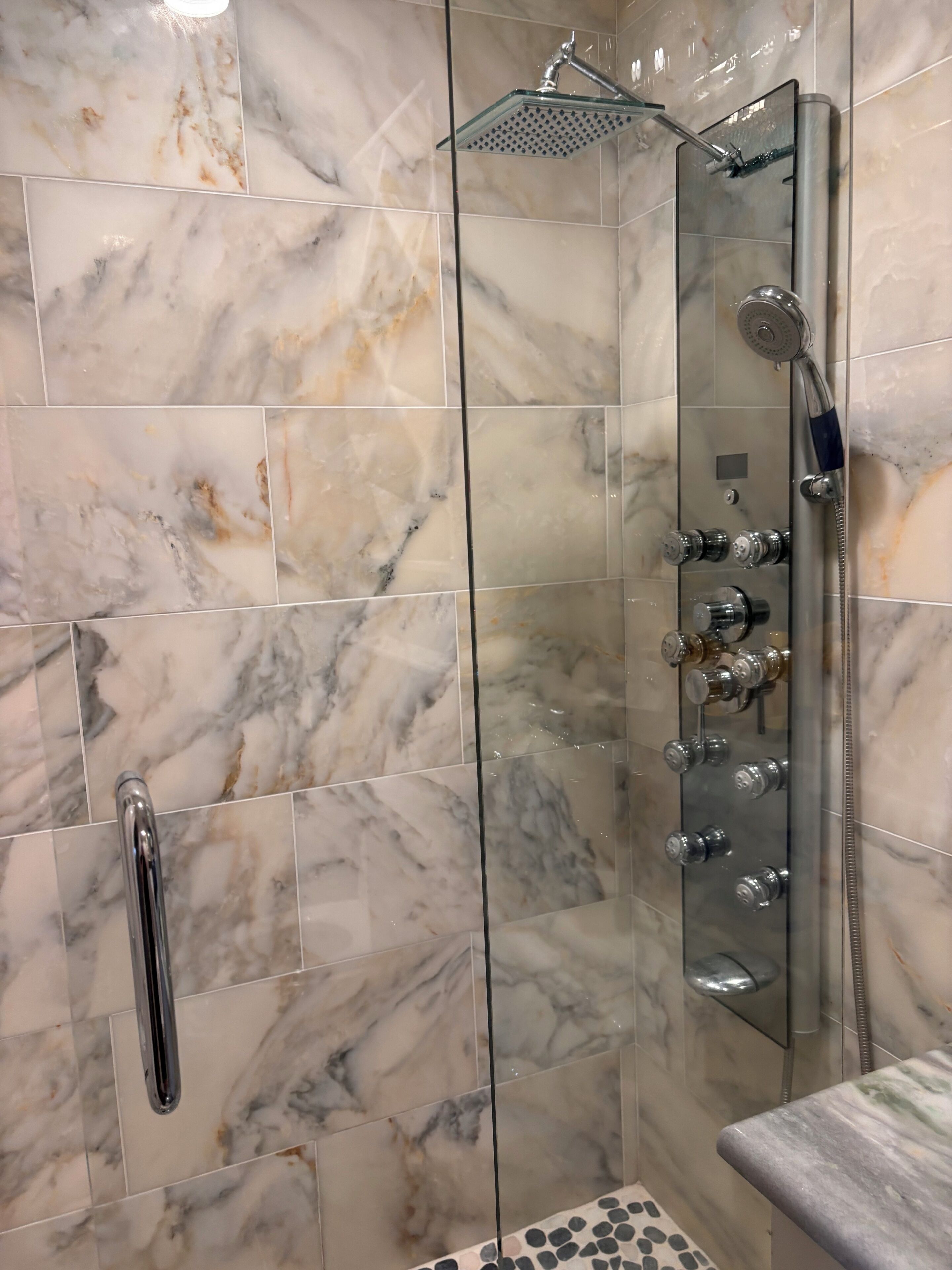 Douche, sèche-cheveux, serviettes fournies, savon