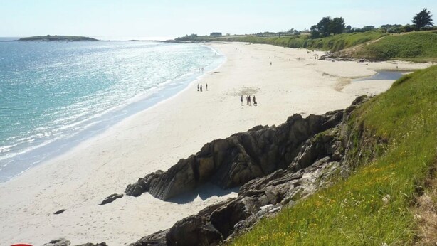 A beach with rocky cliffs, a sandy shore, and a clear sky. - Renovated country house close to the ocean and hiking trails. (Névez)