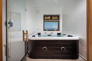 Douche, sèche-cheveux, bidet, serviettes fournies