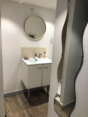 Sèche-cheveux, serviettes fournies, savon, papier toilette