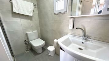 Douche, sèche-cheveux, serviettes fournies, savon