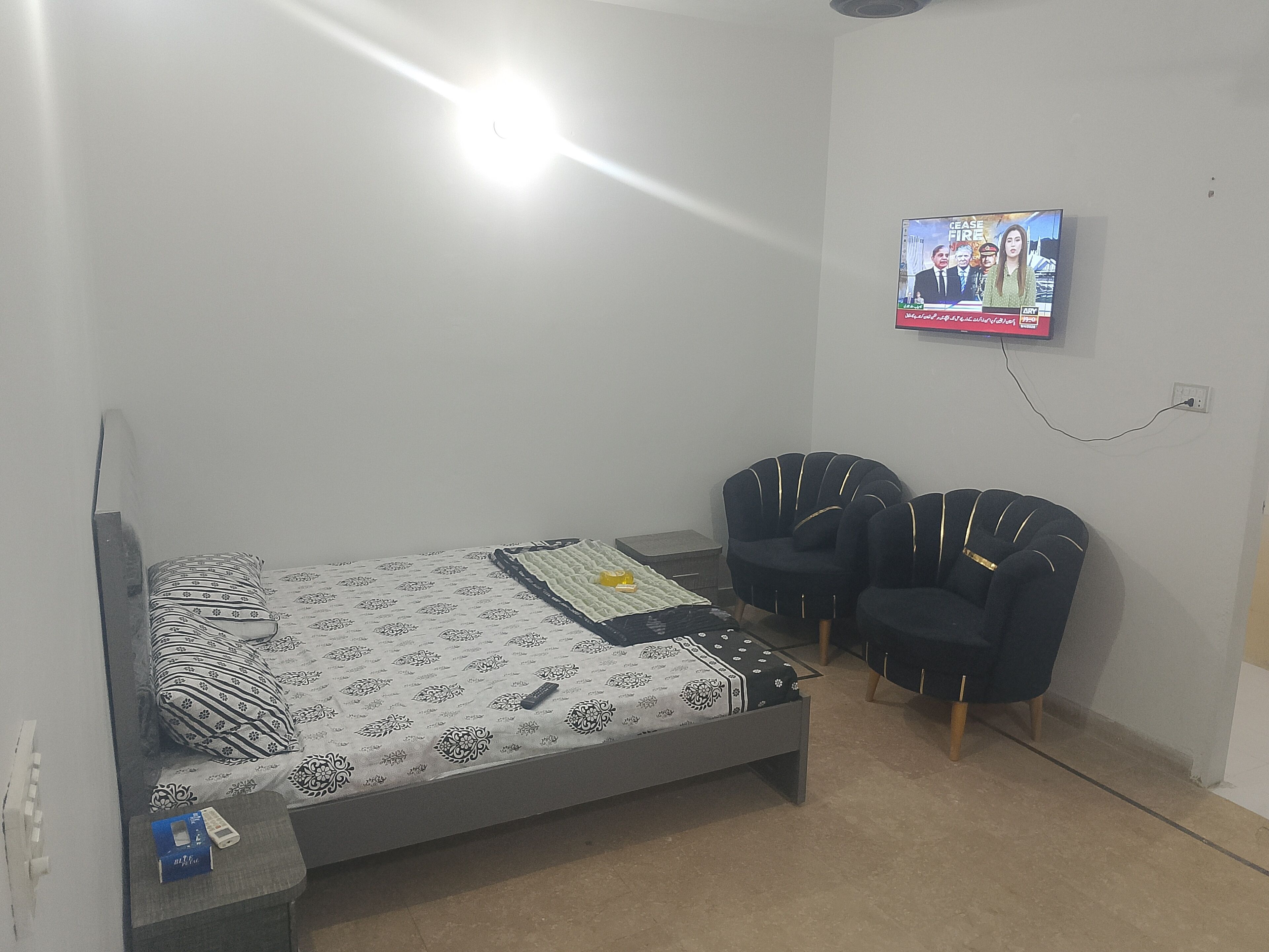 2 bedrooms, iron/ironing board, internet