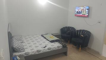 2 bedrooms, iron/ironing board, internet
