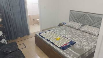 2 bedrooms, iron/ironing board, internet