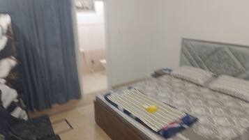2 bedrooms, iron/ironing board, internet