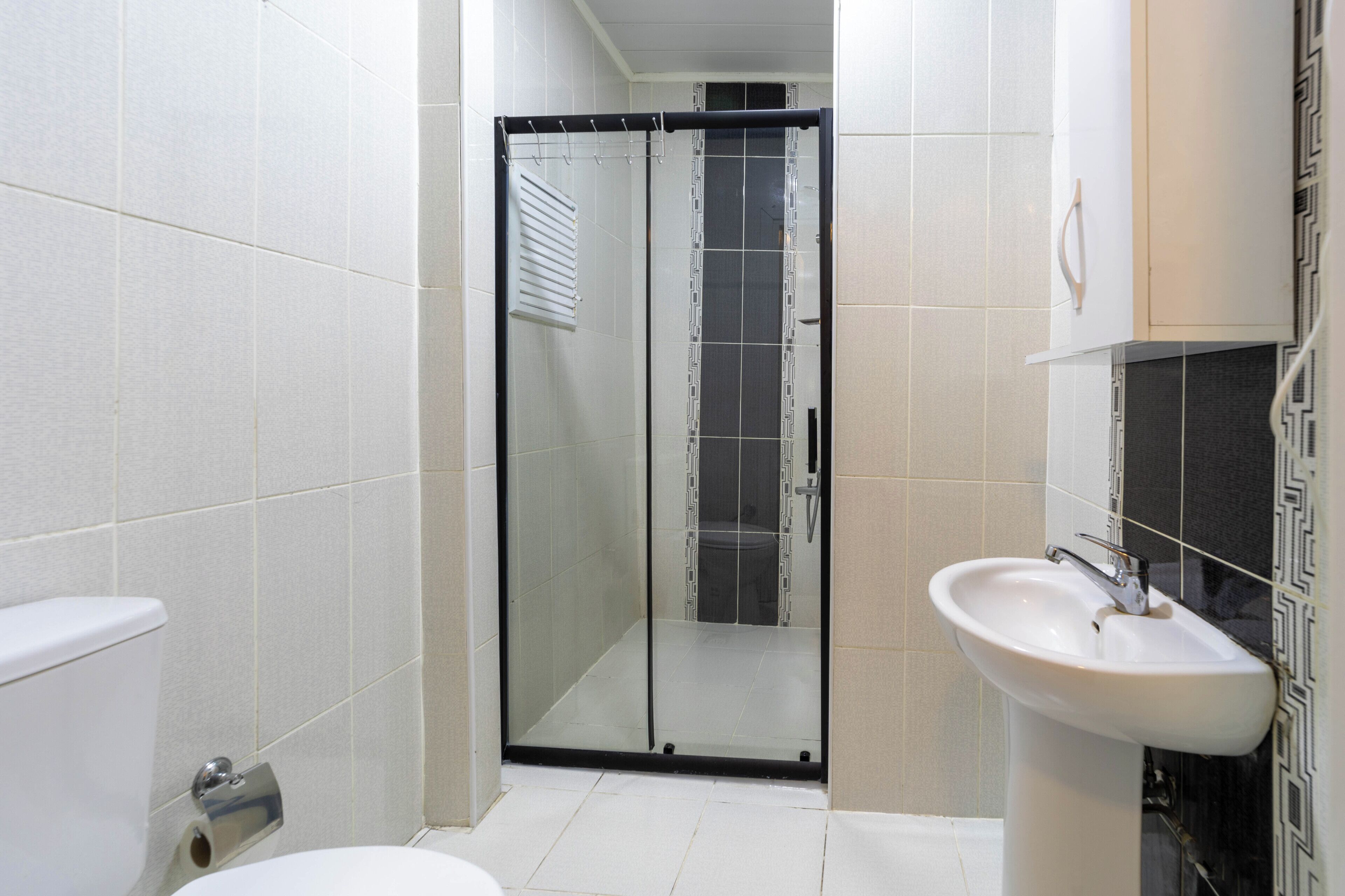 Classic Triple Room, City View | Bathroom | Shower, hair dryer, slippers, towels