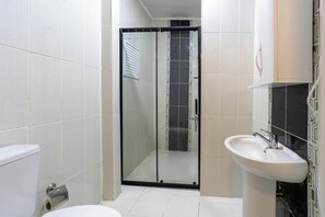 Quarto triplo clássico, vista para a cidade | Banheiro | Chuveiro, secador de cabelo, chinelos, toalhas de banho