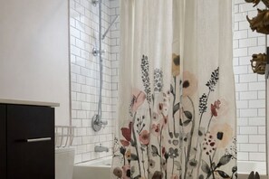 Dusche, Haartrockner, Bidet, Handtücher