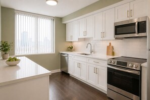 Classic Room | Private kitchen - Ventorra Hotel and Suites (Toronto)