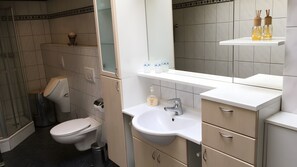 Een douche, een haardroger, handdoeken