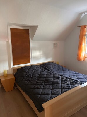 Een strijkplank/strijkijzer, wifi, beddengoed