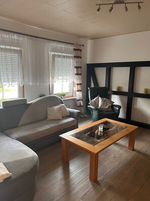 TV, DVD player - Holiday Home 'Ferienhaus Pacco' with Shared Terrace, Shared Garden and Wi-Fi (Wermelskirchen)