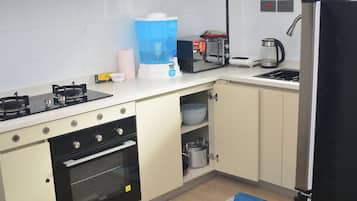 Deluxe Apartment, City View | Private kitchen