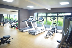 A gym with treadmills, exercise bikes, and weight machines. - Juliett Luxe Kilimani near Yaya (Nairobi)