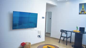 Deluxe Apartment, City View | Interior