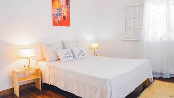 4 bedrooms, WiFi, bed sheets