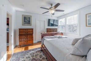 Desk, iron/ironing board, WiFi, bed sheets - Providence: near Hospitals, Universities, Downtown (Providence)
